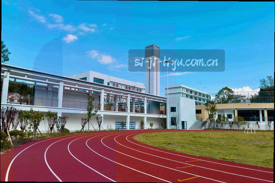纸面日历与几张手写便签的俯拍特写，光线明亮，画面中没有人物